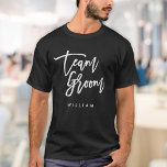 Snygg Trendig Borste Vit Script Team Groom T Shirt<br><div class="desc">T-shirt med orden "Team Groom" i chic,  trendig vit borstskrift som är perfekt för bröllopsgäster och best man. För andra matchande artiklar,  se här https://www.zazzle.com/collections/119250194970828530?rf=238364477188679314</div>