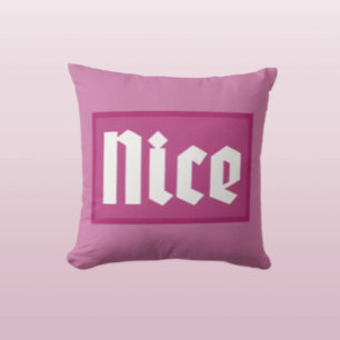 Snygg typografi med rosa låda på kastkudde kudde