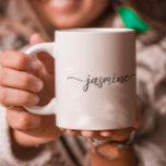 Snygg vit monogramnamnteckning kaffemugg<br><div class="desc">Tjejigt minimalistisk enkelt svart och vitt monogramnamn signatur manus anpassad personlig kaffemugg. Dessa design har ditt förnamn i en snygg handskriven stiliskt svansfont signatur typografi svart manus på vit bakgrund. Dessa är lätta att anpassa. Snygg feminin husvärmningspresent, även för födelsedag, mors dag, bröllop, sweet 16 födelsedagsfest, bröllopsfest, baby shower, för...</div>