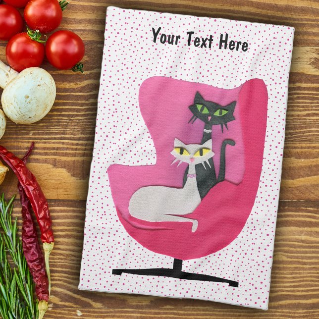 Snygga Atomkatterna i Mid Century Rosa Stol Pricka Kökshandduk (Mid century style cats in pink chair on white with pink polka dots kitchen hand towel.)