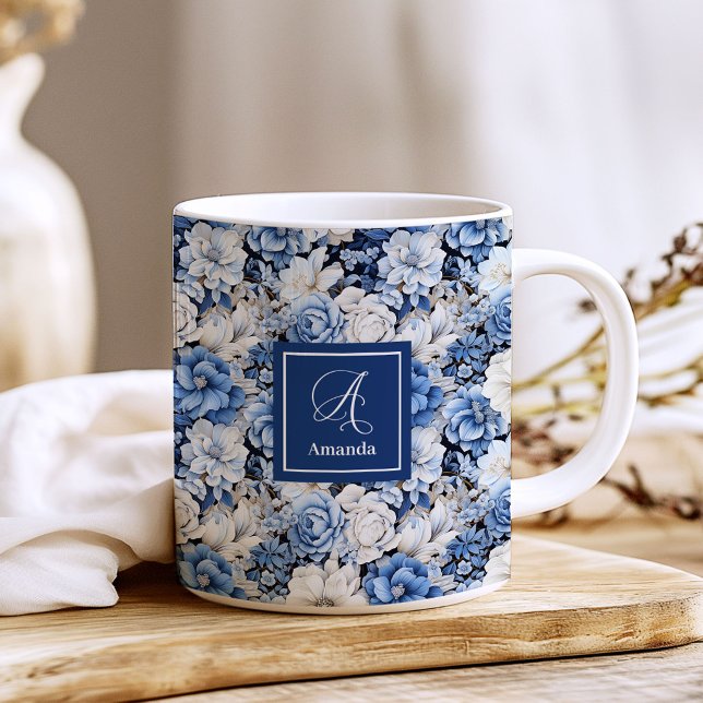 Snygga Blå Blommor Anpassad Namn Kaffe Mugg (Chic Navy Blue Flowers Custom Name Coffee Mug)