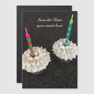 Snygga cupcakes med ljus spara datum magnetisk inbjudningskort