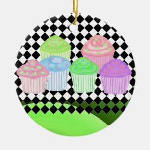 Snygga cupcakes på en svart diamantbakgrund julgransprydnad keramik