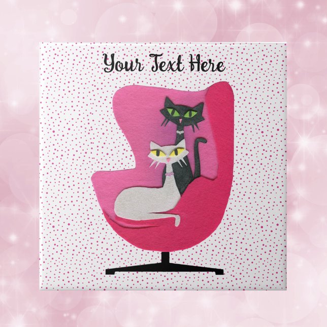 Snygga katters Mid Century rosa stol prickar Kakelplatta (Two pretty cats in pink mid century chair pink polka dots on white decorative ceramic tile.)