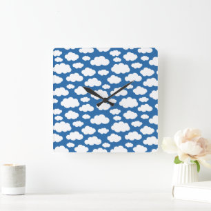 Snygga små luddiga moln på himmelblå vita fyrkantig klocka