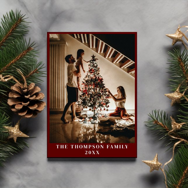 Snyggt 2024 Family Photo Minimalist Mörk Red Julkort (Skapare uppladdad)