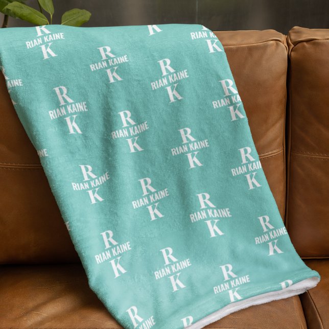 Snyggt 2-brev Monogram allover light teal Fleecefilt (Skapare uppladdad)