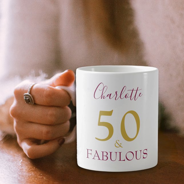 Snyggt 50 och Fabulous Guld 50:e födelsedagen Kaffemugg (50 and fabulous stylish burgundy and gold typography script custom name coffee mug for 50th birthday)