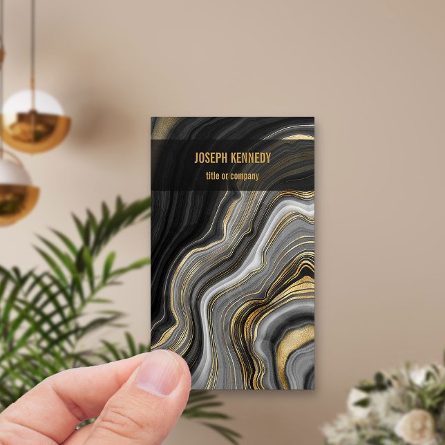 Snyggt Agate Black and Guld Lodrät Visitkort (Vertical business card with black gold and grey agate pattern)
