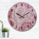 Snyggt Agate Elegant Rosa Stor Klocka<br><div class="desc">En intressant rosa rodochrosite som ger liv åt det fina skönheten hos detta fantastiska mineral. Med ett närsynt perspektiv visar detta de invecklade detaljerna och det mesmeriserande mönstren i rodokrositstenen. Dess mjuka, rosenfärgade rosa skapar nyans och förtjusande visuell upplevelse, vilket framkallar en känsla av lugn och ära. Trendig Snyggt Modern...</div>