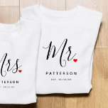 Snyggt Anpassningsbar Efternamn och datum Bröllop T Shirt<br><div class="desc">Den perfekt gåvan för vilken grupp som helst,  roligten och den moderna designen har ett typografiskt skript för snyggten "Mr" med söta små röda fullt från kärlek. Utformningen är enkel att anpassa med ditt efternamn och med ett fastställt datum och kommer att vara perfektens huvudsyfte från speciella dag.</div>