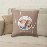 Snyggt Anpassningsbar Fotojul - Helgdag Kudde<br><div class="desc">Den här snyggten dekoreras Photo Pillow med ord JOY i modern vit typografi på en taupbeige-bakgrund. Anpassade enkelt med ditt foto och namn.</div>
