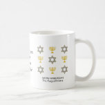 Snyggt Anpassningsbar HANUKKAH Kaffemugg<br><div class="desc">Snyggt LYCKLIG HANUKKAH-kaffet mugg, där Faux guld och silver STAR OF DAVID och MENORAH visas i ett tvärgående mönster mot en helt vit bakgrund. Texten läser LYCKLIG HANUKKAH med en platshållare namn och är ANPASSADE, så du kan PERSONALISERA den genom att lägga till ditt namn eller annan text. Formgivningen upprepas...</div>
