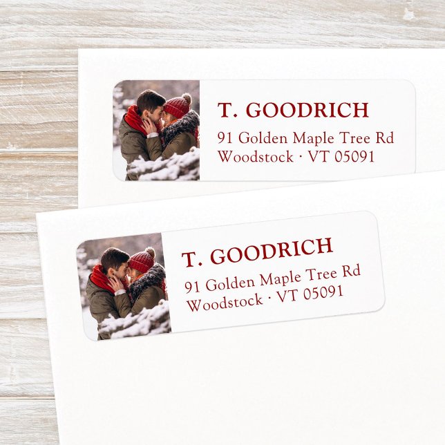 Snyggt Anpassningsbar Jul Photo Red Returadress Etikett (Simple, elegant custom photo Christmas return address label template with red classic typography.)