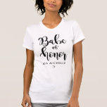 Snyggt Babe of Honor Black and White T-Shirt<br><div class="desc">Clever Babe of Honor i ett snyggt trendig topografiskt skript och hjärta,  för din speciellare maid of honor. Anpassad enkelt med ditt eget namn,  och party på.</div>