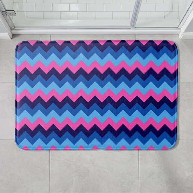 Snyggt blå rosa chevronmönster badmatta i medium s badrumsmatta (Cool Blue Pink Chevron Pattern Medium Bath Mat laying on floor in front of shower in a bathroom.)