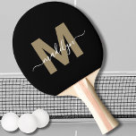 Snyggt Black Guld Elegant Namn Monogram Pingisracket<br><div class="desc">Skapa Personlig Black Guld Snyggt Elegant Script Monogram Ping Paddle Paddle för egen Namn. Den här pingpongpaddeln i chicen har ett monogram för snyggten på framsidan med ett platt initialt guld-färgad (observera: ingen shimmer eller folie) på en slimmad svart bakgrund, parad med ett klassiskt, vitt skript namn för personlig. Baksidan...</div>