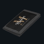 Snyggt Black Guld Monogram Girly Chic Namn<br><div class="desc">Snyggt Black Guld Monogram Girly Chic Script Namn Trifold Wallet.Anpassa enkelt den här moderna elegantens tredubbla plånbok med anpassningsbar monogram och namn.</div>