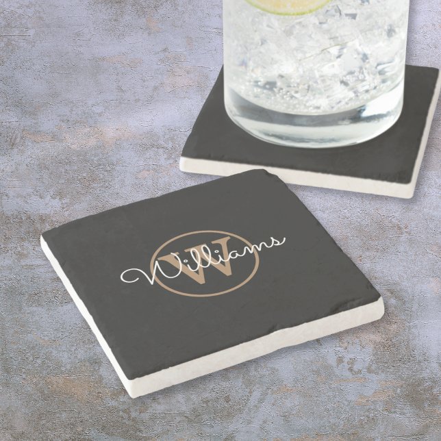 Snyggt Black Guld Monogram Script Namn Stenunderlägg (Stylish Black Gold Monogram Script Name Stone Coaster)