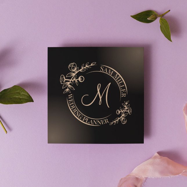 Snyggt Black Lux Chic Blommigt Monogram Fyrkantigt Visitkort (Perfect business card for any feminine occupation.)