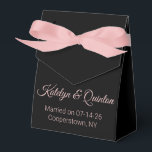 Snyggt Black & Rosa Bröllop Presentaskar<br><div class="desc">De här söt-favoritlådorna kommer att lägga till ett vackert färg till ditt bröllopsmottagande. De kommer inte bara att ha små gåvor till era brudgummar,  vaktmästare och andra,  dessa boxar kommer också att hedra minnet av den underbara dagen. Anpassade. av Sharon Lee Hudson.</div>