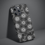 Snyggt Black White Modern Mandala Mönster Namn<br><div class="desc">Snyggt Black White Modern Mandala Mönster Anpassningsbar Personlig Namn iPhone Smart Phone-väskor har svartvit mandala mönster med din personlig namn i modern skripttypografi. En snyggt till jul,  helgdagar,  födelsedag,  Fars dag,  Mors dag med mera. Designad av ©Evco Studio www.zazzle.com/store/evcostudio</div>