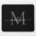Snyggt Black White Monogram-skript - enkel modern Musmatta<br><div class="desc">Snyggt Black White Monogram-skript Enkel modern musknapp</div>