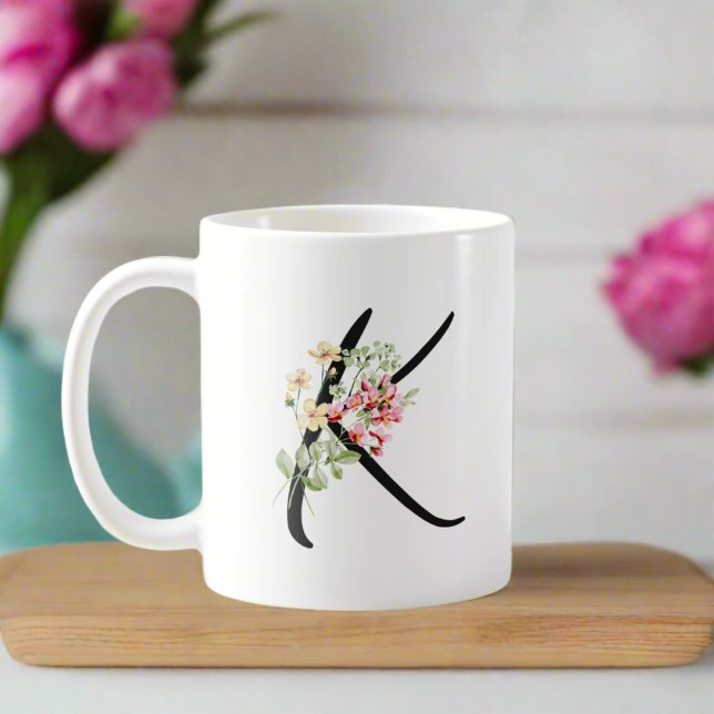 Snyggt Blommigt Black Brev "K"-typografi Kaffemugg (Skapare uppladdad)