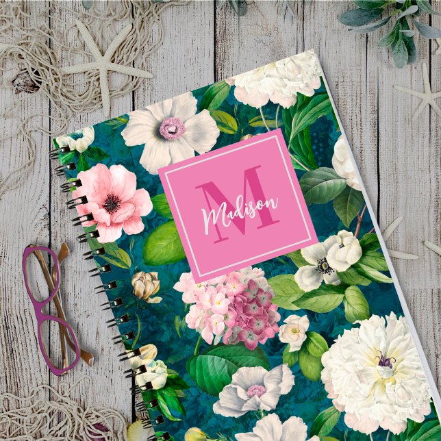 Snyggt blommigt rosa blommor grönt monogram mönste anteckningsbok (Skapare uppladdad)