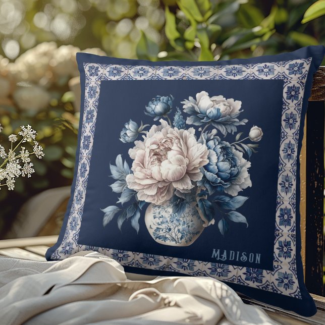 Snyggt blommigt vas Blue chinoiserie monogram Kudde (Skapare uppladdad)