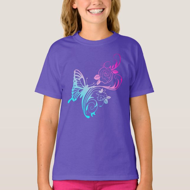 Snyggt Blue Butterfly och Rosa Flowers T-Shirt (Framsida)
