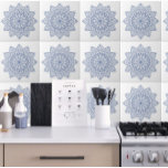 Snyggt Blue Geometric mönster Ceramic Tile Kakelplatta<br><div class="desc">Denna Snyggt Blue Geometric mönster Ceramic Tile är en perfekt för en modern,  ny,  traditionell inredingsdesign eller ett nytt bakslag. Pälsen har mönstren Flower mönster stil i snyggt,  färsk blå och vit färg,  perfekt för alla utrymmen. Använda det som en accent biet i ditt kök,  badrum eller vardagsrum.</div>
