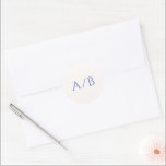 Snyggt Blue Modern Bröllop Runt Klistermärke<br><div class="desc">Elegant bröllop-klistermärken med klassisk utformning och enkel layout. Monogrammet visas på en framträdande plats i ett stort traditionellt serif-teckensnitt. Det är underbart för ett formellt bröllop att utforma detta koncept på ett enkelt sätt.</div>