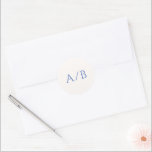 Snyggt Blue Modern Bröllop Runt Klistermärke<br><div class="desc">Elegant bröllop-klistermärken med klassisk utformning och enkel layout. Monogrammet visas på en framträdande plats i ett stort traditionellt serif-teckensnitt. Det är underbart för ett formellt bröllop att utforma detta koncept på ett enkelt sätt.</div>