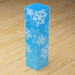 Snyggt Blue Snöflingor Modern jul mönster Presentask För Vinflaska<br><div class="desc">Snyggt och modern festlig mönster med blå bakgrund och elegant, vitt snöflingor. Den rena, geometriska snöflingan ger en aning vinter-charm, vilket ger en sofistikering och en fin fläck. Perfekt för inslagning av gåvor på ett minnesvärt och öga-fångstsätt. Den här designen blandar sömlöst modern estetik med helgdag, skapar den som ett...</div>