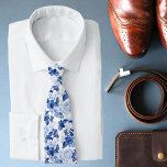 Snyggt Blue White Botanical Blommönster Slips<br><div class="desc">Snyggt Blue White Botanical Blommönster Manar Neck Tie har blåa blommor och fjärilar på vit bakgrund. Perfekt som gåvor till honom för födelsedag,  jul,  helgdagar,  eller till pappa för Fars dag och bästman och brudgumm för bröllop. Designad av Evco Studio www.zazzle.com/store/evcostudio</div>