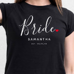 Snyggt Bride Bröllop T Shirt<br><div class="desc">Perfektens gåva till vilken brud som helst,  roligten och den moderna designen har ett typografiskt skript av snyggten "Bride" med söta små röda fullt från kärlek. Utformningen är enkel att anpassa med ditt namn och fastställda datum för bröllop och kommer att vara perfektens huvudsyfte från din speciella dag.</div>
