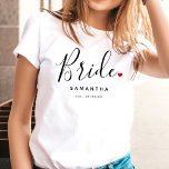 Snyggt Bride Bröllop T Shirt<br><div class="desc">Perfektens gåva till vilken brud som helst,  roligten och den moderna designen har ett typografiskt skript av snyggten "Bride" med söta små röda fullt från kärlek. Utformningen är enkel att anpassa med ditt namn och fastställda datum för bröllop och kommer att vara perfektens huvudsyfte från din speciella dag.</div>
