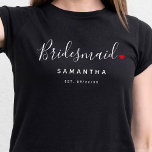Snyggt Bridesmaid Bröllop T Shirt<br><div class="desc">Perfektens gåva till vilken brud som helst,  roligten och den moderna designen har ett typografiskt skript för snyggten "Bridesmaid" med söta små röda fullt från kärlek. Utformningen är enkel att anpassa med ett namn-datum och ett fastställt bröllop-datum och kommer att vara perfektens kvarlevor från er speciella dag.</div>
