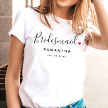 Snyggt Bridesmaid Bröllop T Shirt<br><div class="desc">Perfektens gåva till vilken brud som helst,  roligten och den moderna designen har ett typografiskt skript för snyggten "Bridesmaid" med söta små röda fullt från kärlek. Utformningen är enkel att anpassa med ett namn-datum och ett fastställt bröllop-datum och kommer att vara perfektens kvarlevor från er speciella dag.</div>