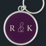 Snyggt bröllop par monogrammat rund silverfärgad nyckelring<br><div class="desc">Snyggtens personlig med monogrammet nyckelkedja med elegant ljusbeige initialer på rikens lila-bakgrund. Perfekt för par,  Anpassningsbar det nu att lägga till par initialer.</div>