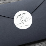 Snyggt Calligraphy Bröllop spara datum Runt Klistermärke<br><div class="desc">Bröllop spara datum-dekal för svartvit snyggt. Om du vill ha en mer avancerad anpassning av den här designen klickar du på BLUE DESIGN VERKTYG. .</div>