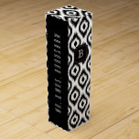 Snyggt Chic Black & White Ikat Diamond Monogram Vinlåda<br><div class="desc">Snyggt Chic Black/Ivory White Diamond Ikat Traditional Ethnic Mode Textile Mönster med Black Sqaure Bookplate och Monogram/Namn Initial Design. Du kan enkelt lägga till mer text/info/information och/eller foton till det här objektet. Basbakgrunden kan ändras till valfri färg. All text kan redigeras. Designade/ursprungliga teckningar efter tjock*fa*tin*i. Enkel att anpassa med ditt...</div>