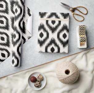 Snyggt Chic Mod Black Ivory Diamond Ikat Mönster Presentpapper