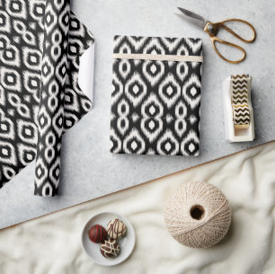 Snyggt Chic Mod Black Ivory Diamond Ikat Mönster Presentpapper