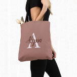 Snyggt Cinnamon Monogram Tote Bag Tygkasse<br><div class="desc">Snyggt Cinnamon Monogram Tote Bag med en elegant arrangemang om namn och monogram initialt på en söt kanel med färg-bakgrund. Det är enkelt att anpassa väskan genom att skriva namn och det första som du väljer i mallen för anpassning av onlinen innan du beställer. Texten kopieras automatiskt över till den...</div>