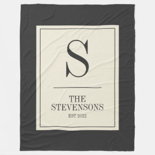 Snyggt Classic Family Monogram Est Black White Fleecefilt