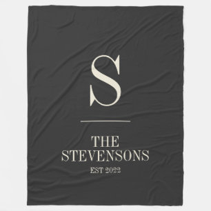 Snyggt Classic Family Monogram Est Date Black Fleecefilt