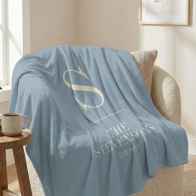 Snyggt Classic Family Monogram Est Dusty Blue Fleecefilt (Skapare uppladdad)