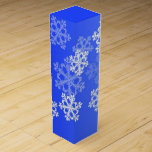 Snyggt Cobalt Blue Snöflingor Modern jul Presentask För Vinflaska<br><div class="desc">Snyggt och modern festlig mönster med en koboltblå bakgrund och elegant, vit snöflingor. Den rena, geometriska snöflingan ger en aning vinter-charm, vilket ger en sofistikering och en fin fläck. Perfekt för inslagning av gåvor på ett minnesvärt och öga-fångstsätt. Den här designen blandar sömlöst modern estetik med helgdag, skapar den som...</div>